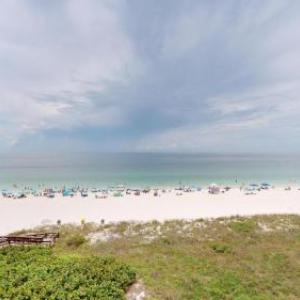 Beachfront 1 Bed w/ On Site Tiki Bar/Restaurant!