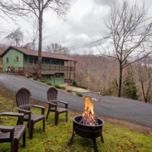 Waynesville Cottage Hot Tub BBQ and Mtn Views