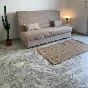 Studio in front of La Promenade des Anglais