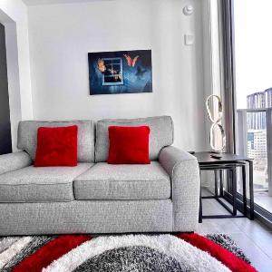 Modern Studio Downtown with Pool and Gym
