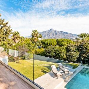 Villa Verde - 3-Bedroom Villa With Pool and Mountain View