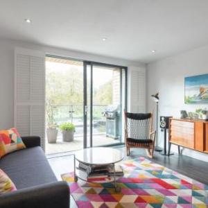 Stylish 2BD with Views of the River Lea