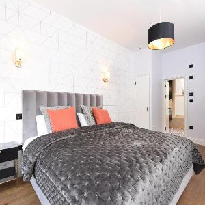 Two-bedroom Deluxe Apartment near Victoria Station