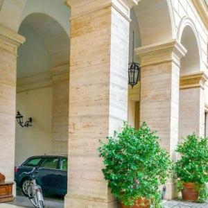 Majestic 1BR / 2BR Suites Next To Colosseum at Piazza Venezia