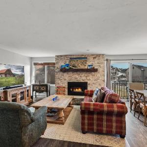 Bear Claw 109 - True Ski-in Ski-out Access & Winter Shuttle!