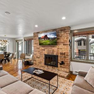 Bear Claw 415 - True Ski-in Ski-out Access Slope Views & Winter Shuttle!