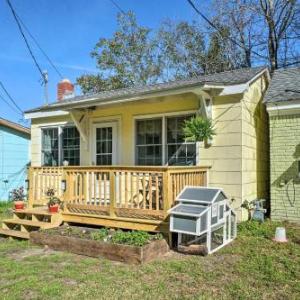 Cozy Tiny House 4 Miles to Downtown Wilmington!