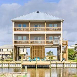 Luxe Spacious Stilted Home with Kayaks Walk to Beach