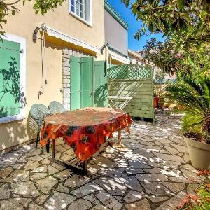 Stunning Apartment In Sanary-Sur-Mer With Wifi