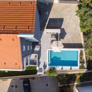Summer Breeze Pool Apartments