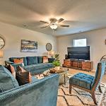 Vibrant Charlotte Townhome - Downtown 10 Mi!