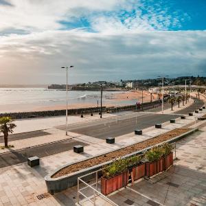 Sandybanks - Stylish apartment Torquay promenade