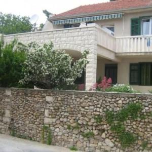 Apartments with parking space Bol Brac - 14124
