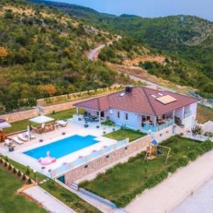 Five-Bedroom Holiday Home in Glavina Donja