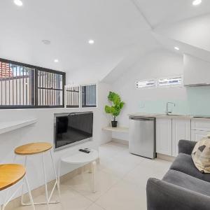 Cosy & Bright Inner-City Studio Apartment