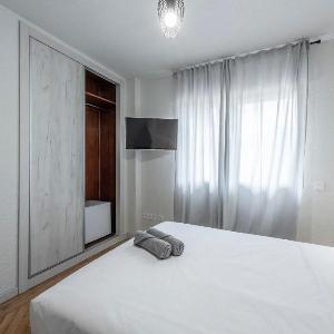 Private room in shared chalet Alameda Osuna 8
