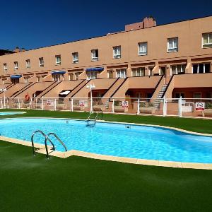 Cozy house with pool walking distance to the sea