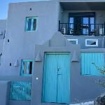 Grey villa with outdoor jacuzzi  Santorini 