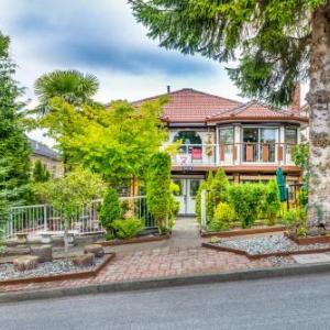 Hotels near Croatian Cultural Centre - Diana's Luxury Bed And Breakfast