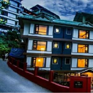 Muscatel Grand Silkroute - 300 Mts from MG Marg