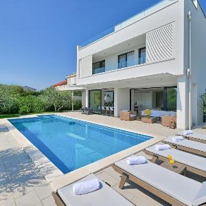 bedroom villa near Split with pool