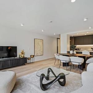 Upscale Urban Apartment Style & Comfort for Six