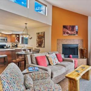 Tucson Mountain View Condo with Shared Pool and Hot Tub