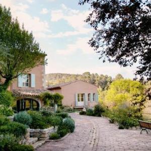 Villa Le Hameau Provençal hamlet located in the heart of a vineyard