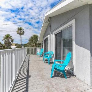 Family Tides Upper 2 Bedroom Walk to the Beach Wi-Fi Pets Sleeps 6