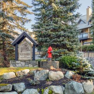 3BR in Wintergreen Family Sized Wood Burning Fireplace Secure Parking Ski Hill Bus Access