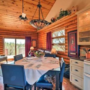 5-Star Log Cabin Quaint and Cozy near Grand Canyon