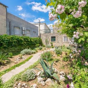 Apartments with WiFi Makarska - 23010