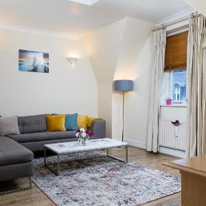 Large 1-bedroom right next to Oxford street