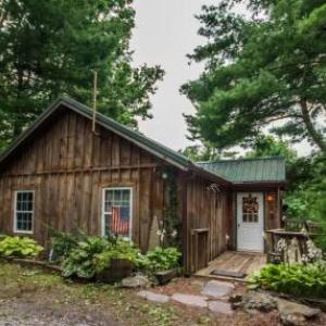 Autumn Ridge- Cozy cabin in the Blue Ridge Mountains with a bubbly hot tub!
