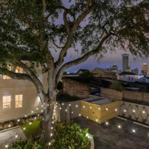 Luxury 3BR on Carondelet by Hosteeva