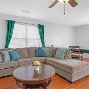 Modern 4BR Retreat with Yard & Air Hockey Table