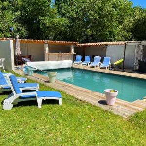 Agréable Location Vacances Climatisée avec Piscine Privée située en Campagne de Maubec au cœur du Luberon 6 à 8 personnes LS2-188