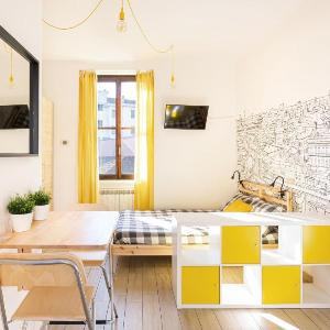 Yellow Modern Studio in the heart of Isola-Lambert