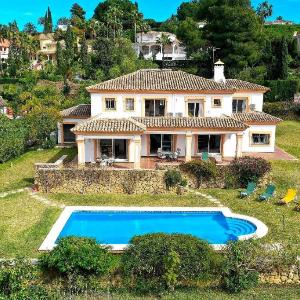 Family Villa BBQ with heated pool big garden golf