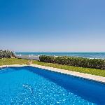 Beach front 1.line Villa Marbesa large garden wifi Marbella