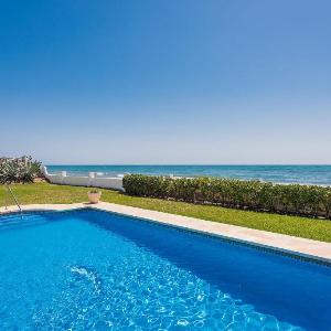 Beach front 1.line Villa Marbesa large garden wifi