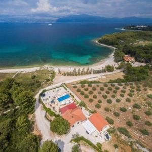 Beachfront House Mir Brač near Supetar with pool and jacuzzi