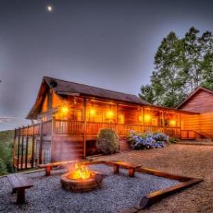 Blackberry Lodge- Pet Friendly | Outdoor Firepit | Hot Tub