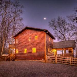 Black Dog of Blue Ridge- Pet Friendly | Fenced In Yard | Hot Tub | Outdoor Fireplace