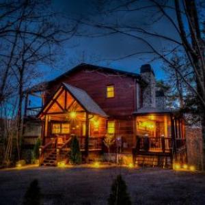 Hilltop Hideaway- EV Car Charger | Hot Tub | All Inclusive Game Room | Close to town