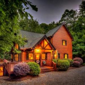 Our Blue Heaven- Private yet convenient | Hot tub |Screened Porch