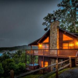 TreeTops- Pet Friendly | Master on Main | 5 minutes from Downtown Blue Ridge