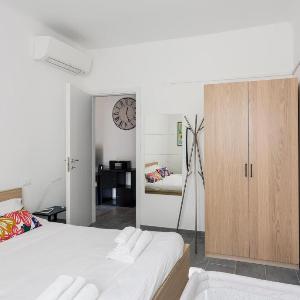 Bright and spacious 3 bedrooms Apt- Paruta