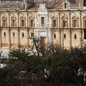 Seville city walls apartment with parking