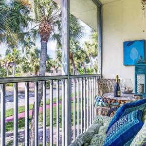 Kingston Arms 2nd Fl Walk to Beach & St. Armands Circle